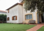 Chalet independiente con terreno en venta en la España, Cáceres, ref: TR354674 foto