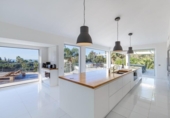 Chalet independiente con terreno en venta en la España, Marbella, ref: TR148521 foto