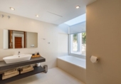 Chalet independiente con terreno en venta en la España, Marbella, ref: TR148521 foto