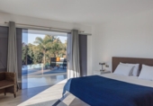 Chalet independiente con terreno en venta en la España, Marbella, ref: TR148521 foto
