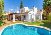 Chalet independiente con terreno en venta en la España, Marbella, ref: TR161413 foto