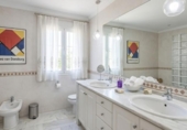 Chalet independiente con terreno en venta en la España, Marbella, ref: TR161413 foto