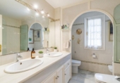 Chalet independiente con terreno en venta en la España, Marbella, ref: TR161413 foto