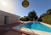 Chalet independiente con terreno en venta en La Guardia de Jaén ref: TR414282 foto