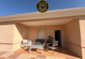 Chalet independiente con terreno en venta en La Guardia de Jaén ref: TR414282 foto