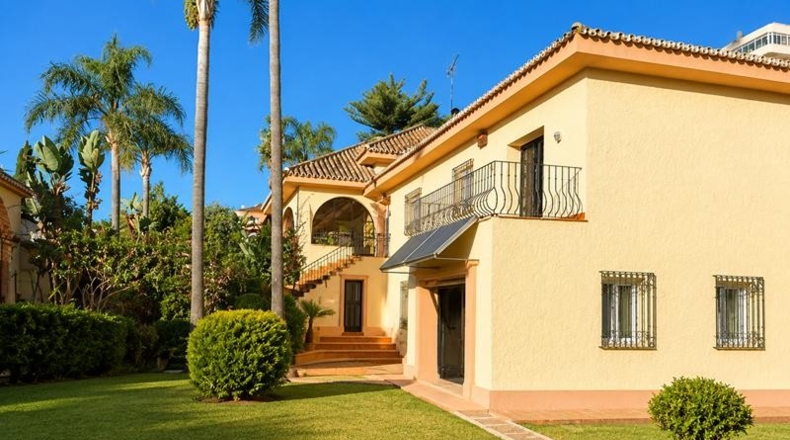 Málaga - Estepona - 2000m2