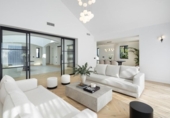 Chalet independiente con terreno en venta en la España, Benahavís, ref: TR308281 foto