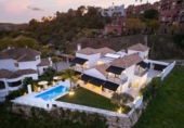 Chalet independiente con terreno en venta en la España, Benahavís, ref: TR308281 foto