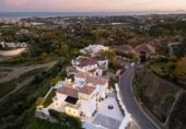 Chalet independiente con terreno en venta en la España, Benahavís, ref: TR308281 foto