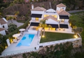 Chalet independiente con terreno en venta en la España, Benahavís, ref: TR308281 foto