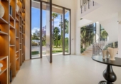 Chalet independiente con terreno en venta en la España, Marbella, ref: TR309819 foto