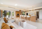 Chalet independiente con terreno en venta en la España, Marbella, ref: TR309819 foto