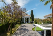 Chalet independiente con terreno en venta en la España, Marbella, ref: TR309819 foto