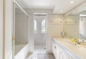 Chalet independiente con terreno en venta en la España, Marbella, ref: TR264837 foto