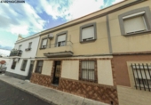 Chalet adosado con terreno en venta en Almendralejo ref: TR415280 foto