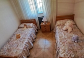 Отдельно стоящий дом с участком на продажу в городе Valdemorillo. Фото