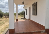 Chalet independiente con terreno en venta en Badajoz ref: TR415648 foto