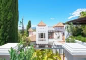 Chalet independiente con terreno en venta en la España, Marbella, ref: TR239793 foto