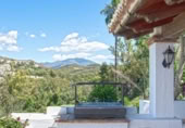 Chalet independiente con terreno en venta en la España, Marbella, ref: TR239793 foto