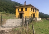 Отдельно стоящий дом с участком на продажу в городе Prases Фото