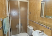 Отдельно стоящий дом с участком на продажу в городе Torrelavega. Фото