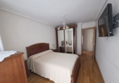 Отдельно стоящий дом с участком на продажу в городе Torrelavega. Фото