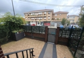Отдельно стоящий дом с участком на продажу в городе Torrelavega. Фото