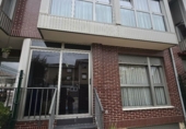 Отдельно стоящий дом с участком на продажу в городе Torrelavega. Фото