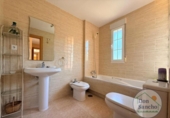 Chalet independiente con terreno en venta en la España, Viana de Cega, ref: TR417082 foto