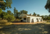 Chalet independiente con terreno en venta en la España, Badajoz, ref: TR417350 foto