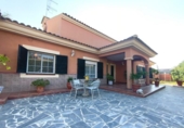 Chalet independiente con terreno en venta en la España, Badajoz, ref: TR417419 foto