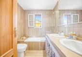 Chalet independiente con terreno en venta en Chiclana de la Frontera ref: TR397184 foto