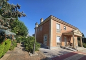 Chalet independiente con terreno en venta en la España, Santa Marta de Tormes, ref: TR417622 foto