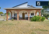 Chalet independiente con terreno en venta en la España, Caldes de Malavella, ref: TR417711 foto