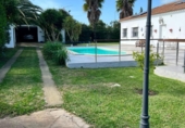 Отдельно стоящий дом с участком на продажу в городе Chiclana de la Frontera Фото