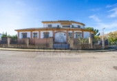 Chalet independiente con terreno en venta en la España, Valencina de la Concepción, ref: TR384913 foto