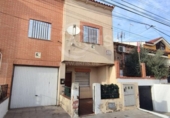 Отдельно стоящий дом с участком на продажу в городе Chozas de Canales. Фото