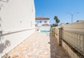 Chalet adosado con terreno en venta en Espartinas ref: TR416730 foto