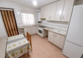 Отдельно стоящий дом с участком на продажу в городе Куэнка. Фото