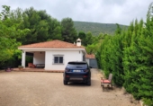 Вилла с участком на продажу в городе Ontinyent. Фото