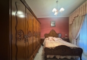 Дом с участком на продажу в городе Вальдепеньяс. Фото