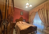Дом с участком на продажу в городе Вальдепеньяс. Фото