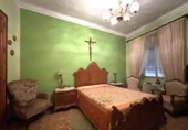 Дом с участком на продажу в городе Вальдепеньяс. Фото