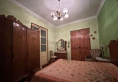Дом с участком на продажу в городе Вальдепеньяс. Фото