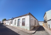 Дом с участком на продажу в городе La Carolina. Фото