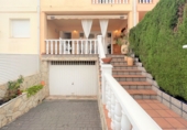 Отдельно стоящий дом с участком на продажу в городе Benicasim. Фото