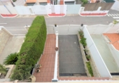 Отдельно стоящий дом с участком на продажу в городе Benicasim. Фото