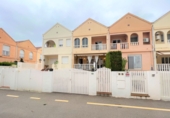 Отдельно стоящий дом с участком на продажу в городе Benicasim. Фото