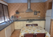 Дом с участком на продажу в городе Гранха-де-Торреермоса. Фото