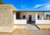 Отдельно стоящий дом с участком на продажу в городе Chiclana de la Frontera. Фото